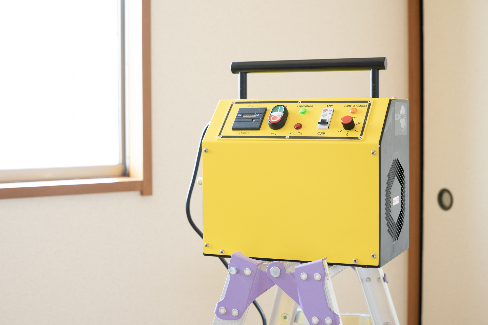 防護服を着たスタッフが特殊清掃を行っている様子